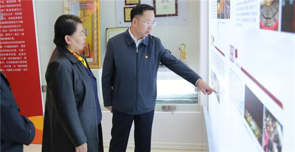 自治区政协党组成员、副主席其其格在自治区团委调研
