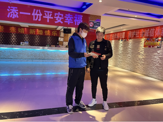 赛罕区分队消防专项志愿者深入辖区商户开展消防宣传志愿服务活动