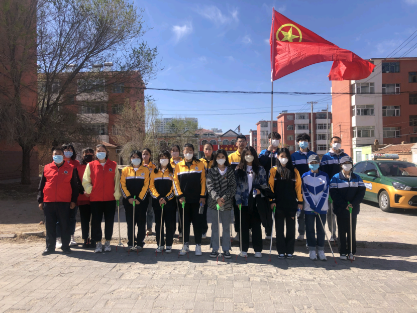 锡林郭勒职业学院民族中专部青年志愿者深入社区开展志愿服务活动