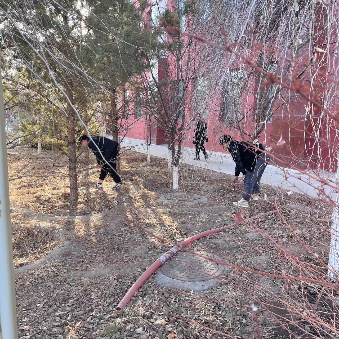 锡林郭勒职业学院汽车系开展清洁校园学雷锋志愿服务活动