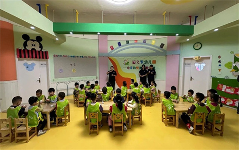 通辽市团委深入包联社区开展“互联共建共育未来 你我‘童’行送温暖”主题党日活动