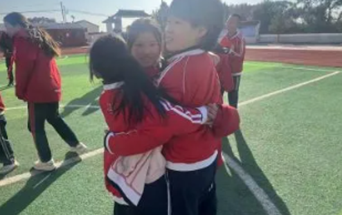 内蒙古共青团“北疆石榴籽心向党 情暖童心一家亲” 关爱行动走进董家营小学