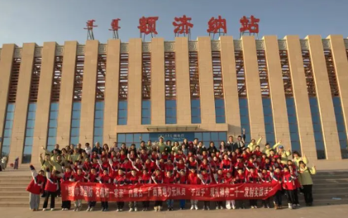 “红领巾爱国防 石榴籽一家亲”内蒙古——广西两地少先队员“手拉手”观礼神舟飞天逐梦星辰点燃报国志