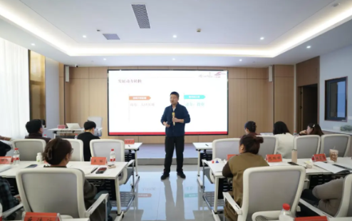 学习贯彻党的二十届四中全会精神青年宣讲团开展集中备课活动