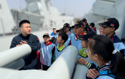乌海市少先队员登上乌海舰