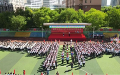 队旗飘飘，薪火相传！这场开学典礼仪式感拉满