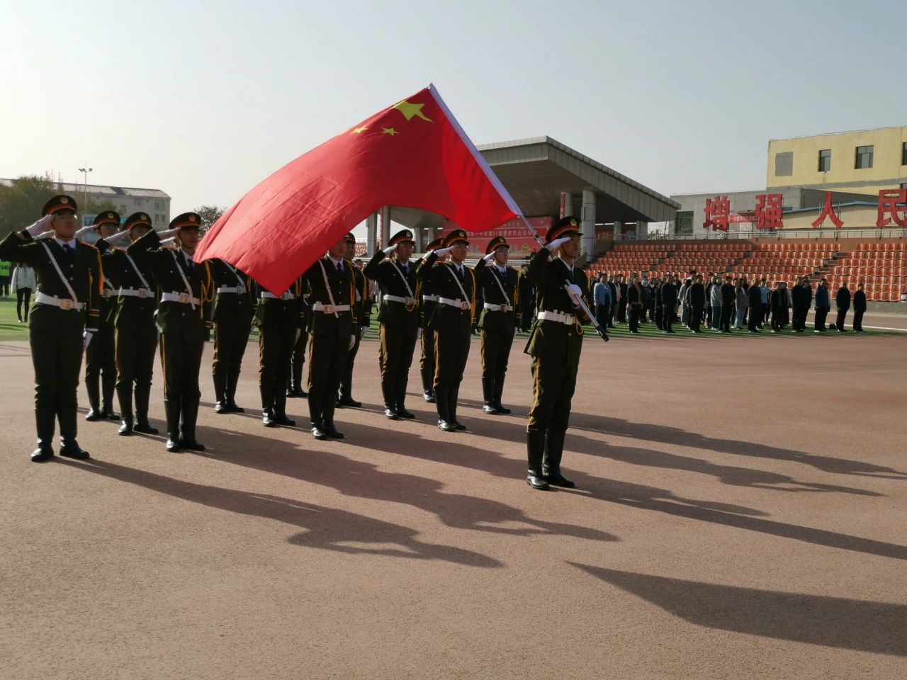 准旗一中举行接过手中旗弘扬爱国情国旗队换届仪式